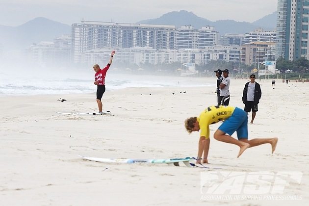 Aussies Mick Fanning and Bede Durbidge warm up at in Rio in 2012. © ASP/ Dunbar