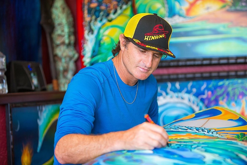 Drew Brophy painting Los Cabos Surfboard May 6 2014 PHOTO By Larry Beard Hinano RS