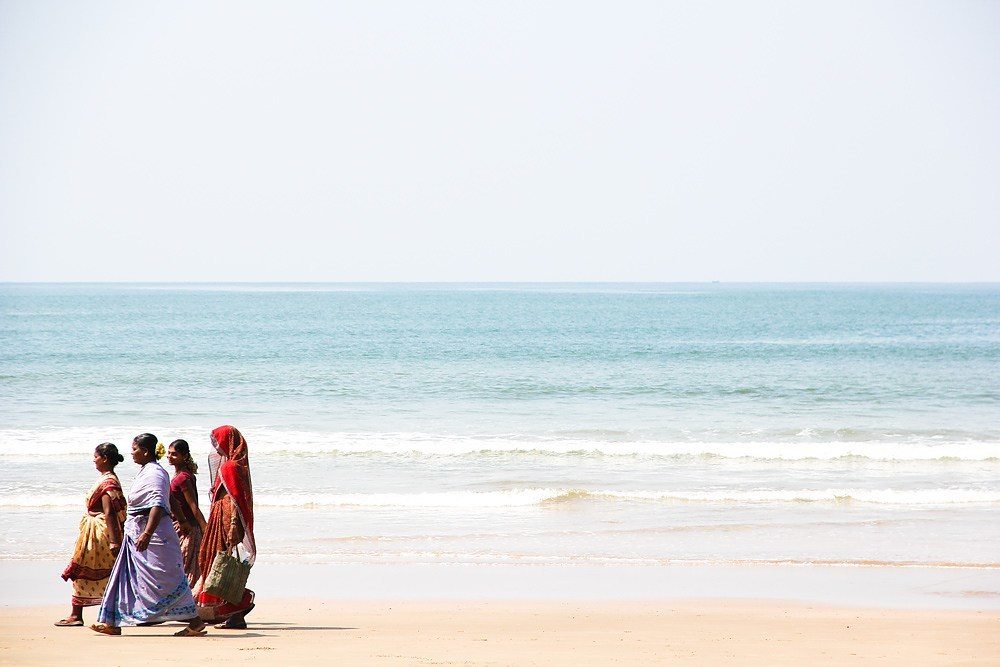women-in-Saris-on-beach