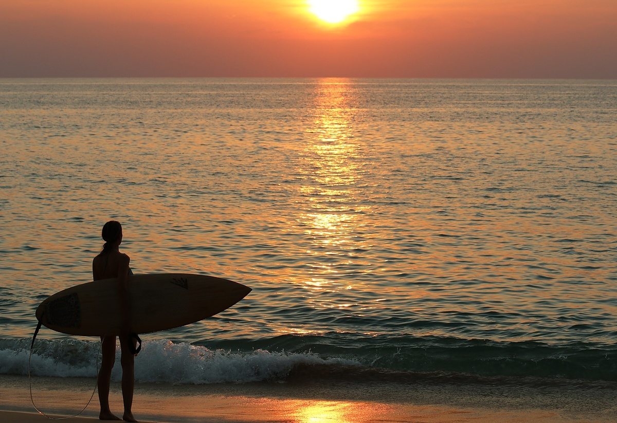 surfergirl-at-sunset