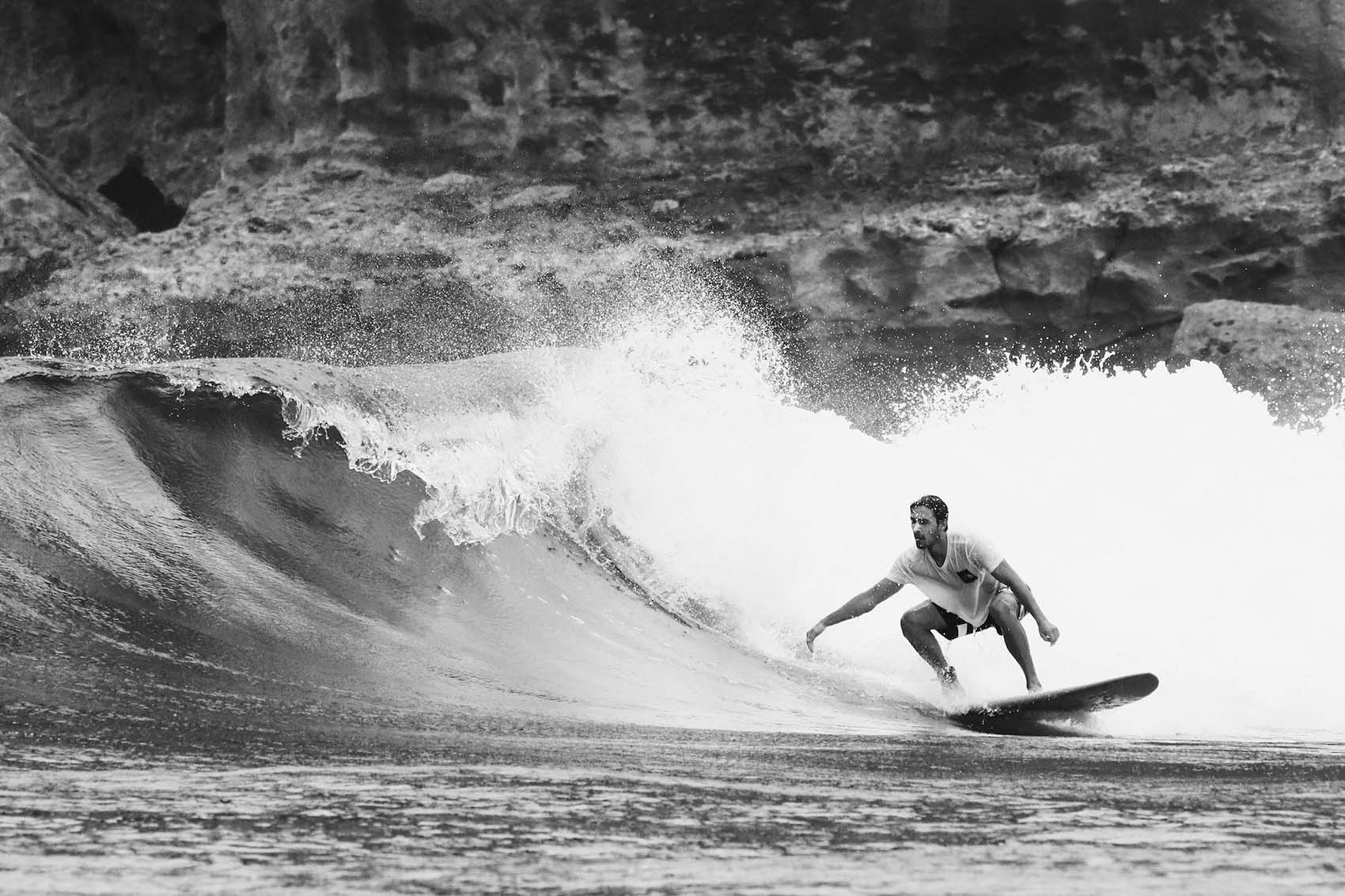 A guide to the poo man stance in surfing - Surfd