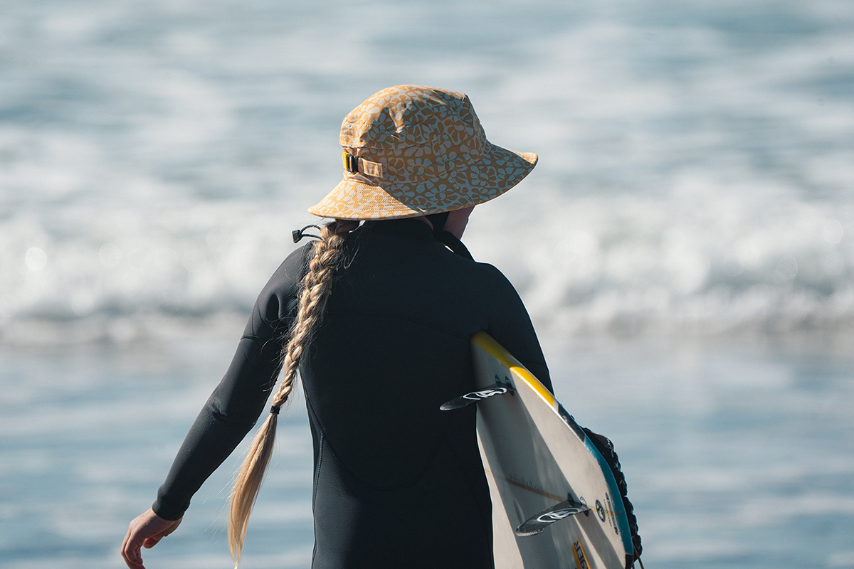 Surfer girl Stasi is wearing Sunward Bound hat size S