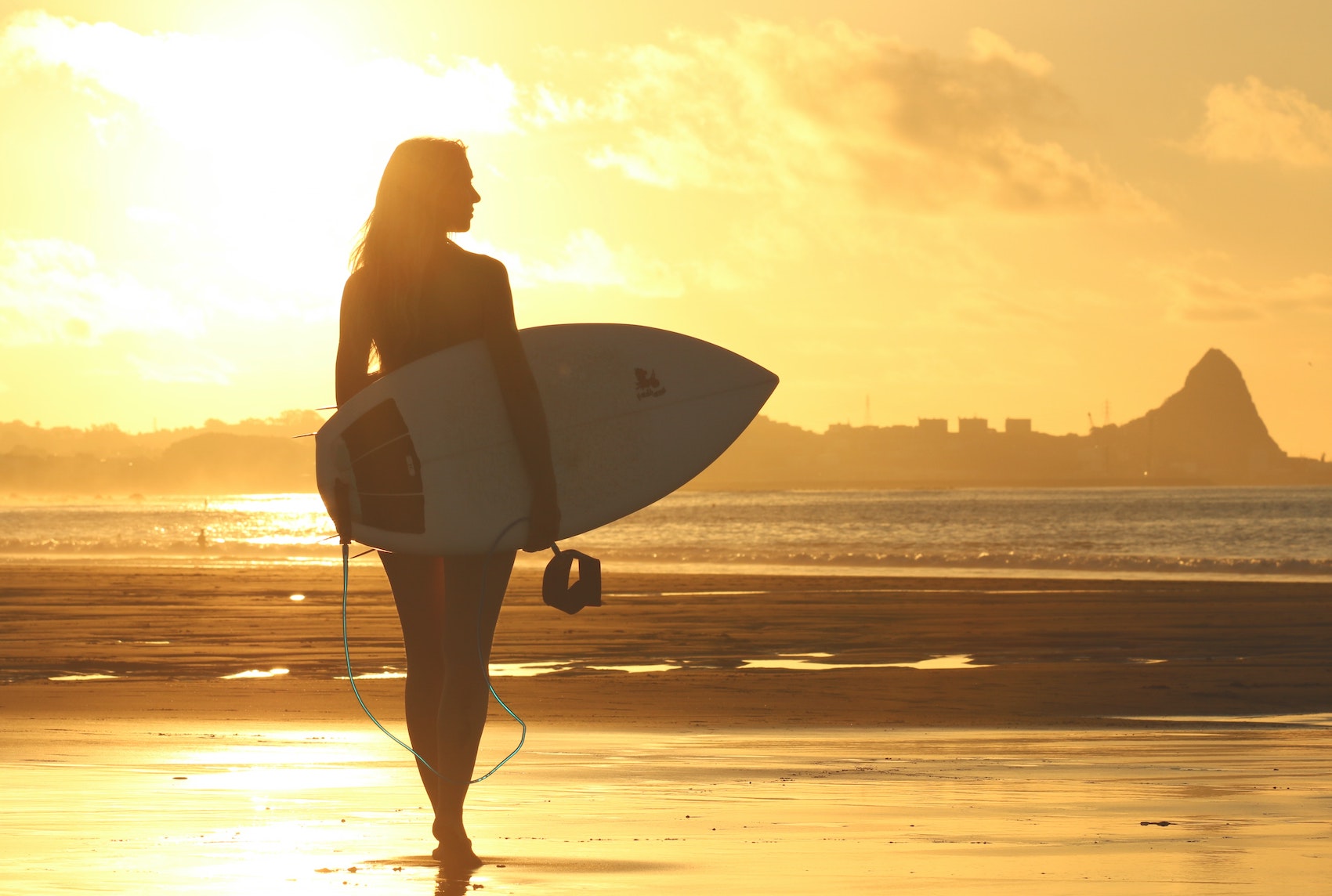 Surfboard Leash Guide: History, Sizing, and Safe Use