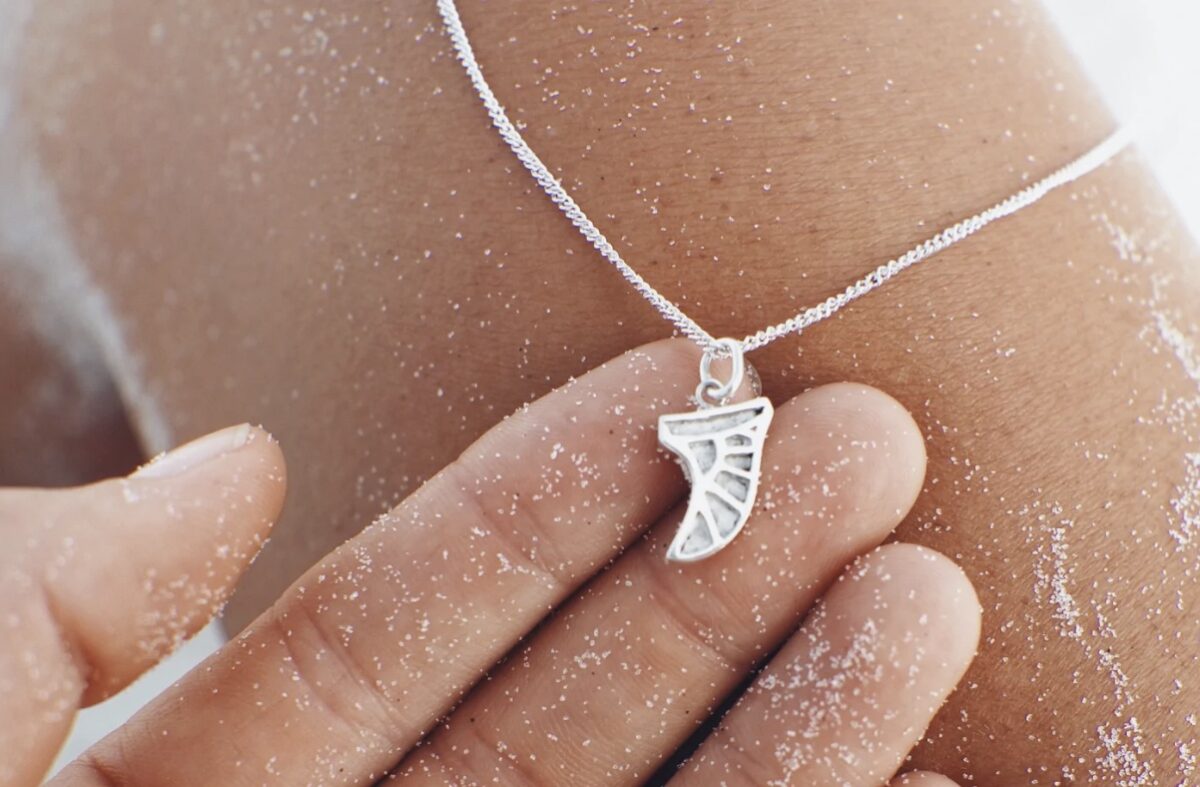 SURF FIN NECKLACE SILVER